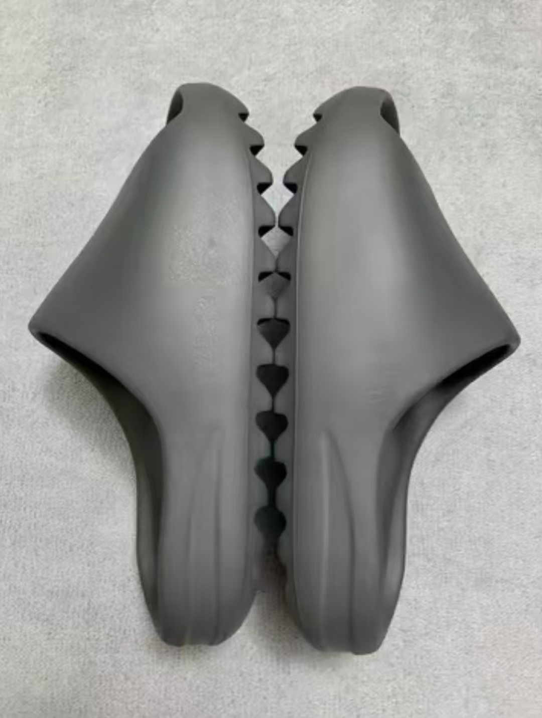 Adidas Yeezy Slide Onyx (2022/2023) HQ6448 review Emilia