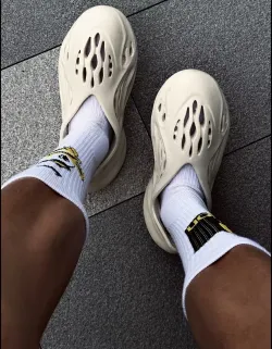 Adidas Yeezy Foam RNNR Sand FY4567 review Leah 01