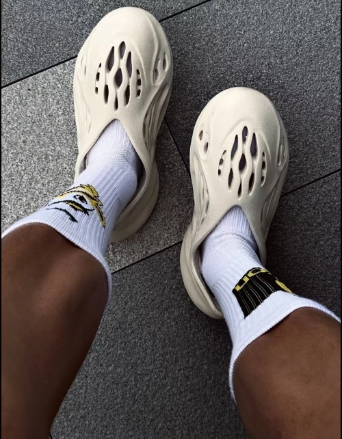 Adidas Yeezy Foam RNNR Sand FY4567 review 