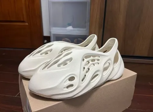 Adidas Yeezy Foam RNNR Sand FY4567 review 