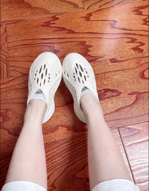 Adidas Yeezy Foam RNNR Sand FY4567 review 