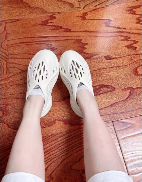 Adidas Yeezy Foam RNNR Sand FY4567 review 