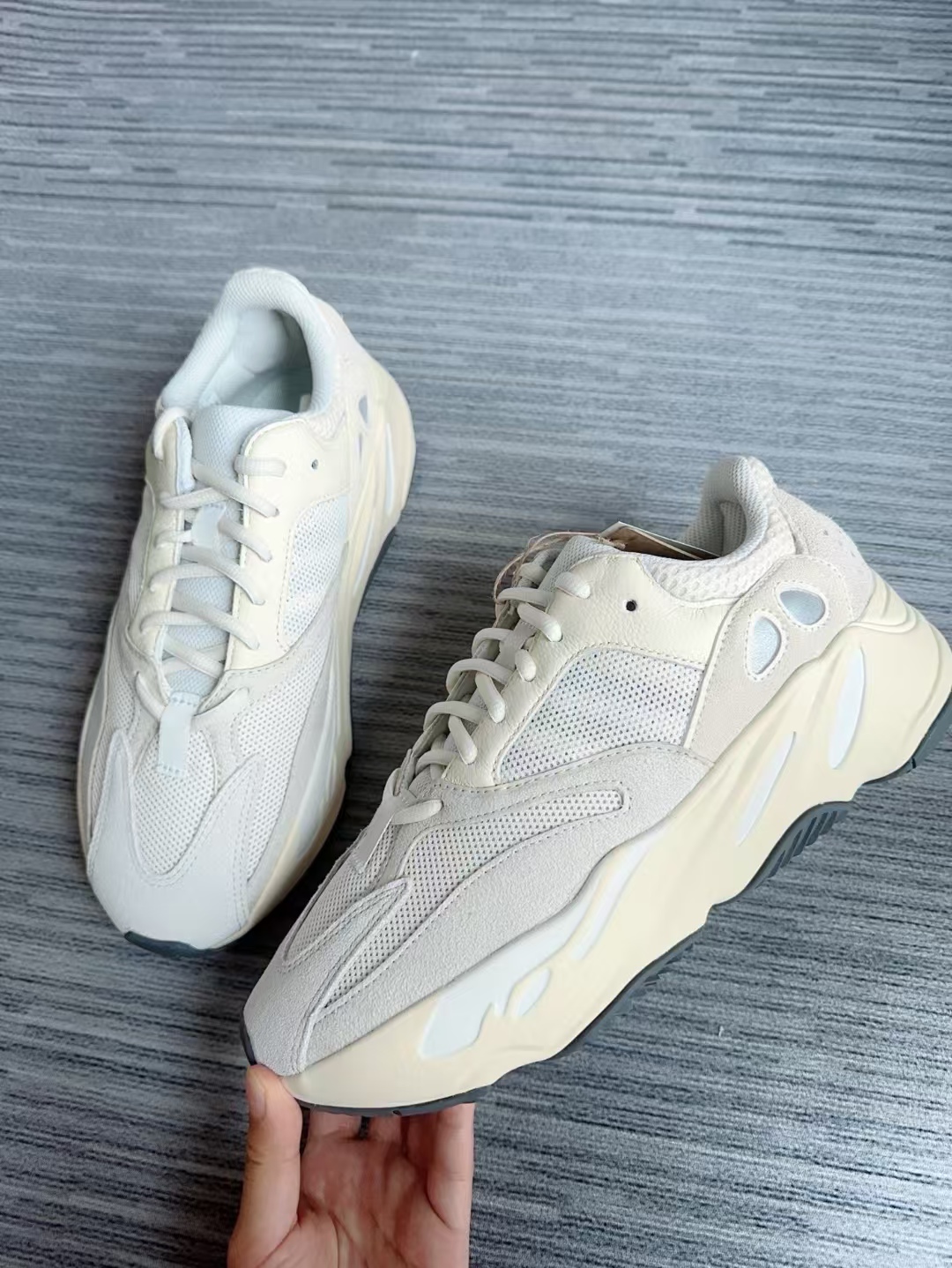Adidas Yeezy Boost 700 Analog (2019/2023)  EG7596 review Autumn