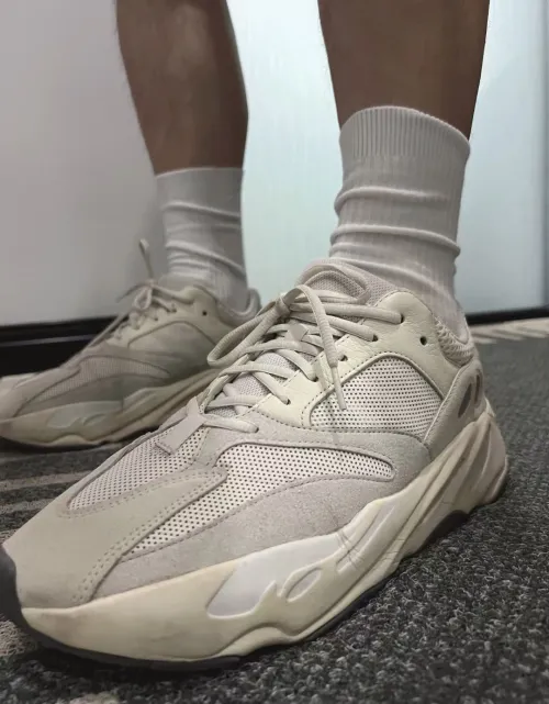 Adidas Yeezy Boost 700 Analog (2019/2023)  EG7596 review 