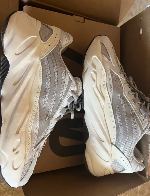 Adidas Yeezy Boost 700 V2 Static (2018/2022/2023)  EF2829 review 