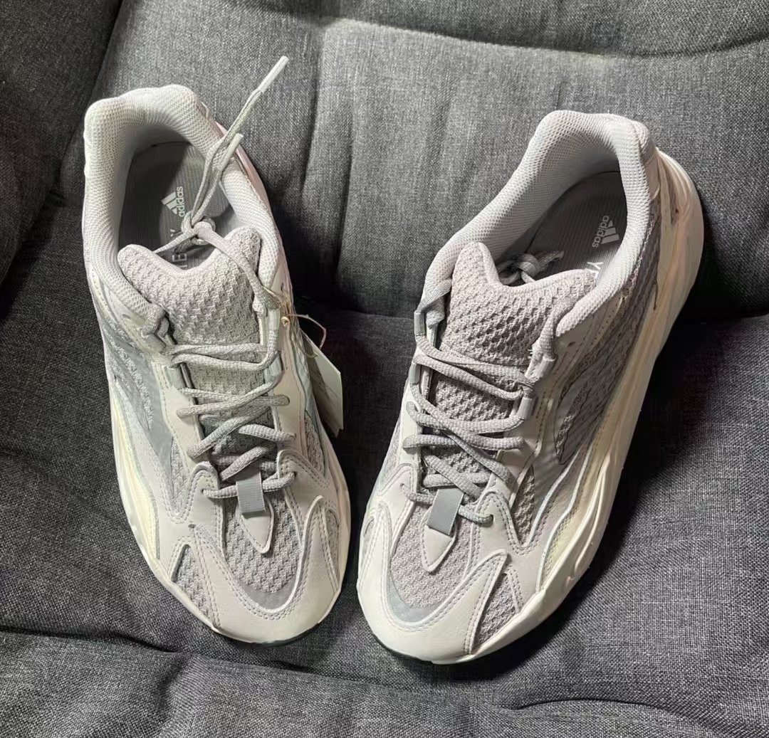 Adidas Yeezy Boost 700 V2 Static (2018/2022/2023)  EF2829 review Caroline