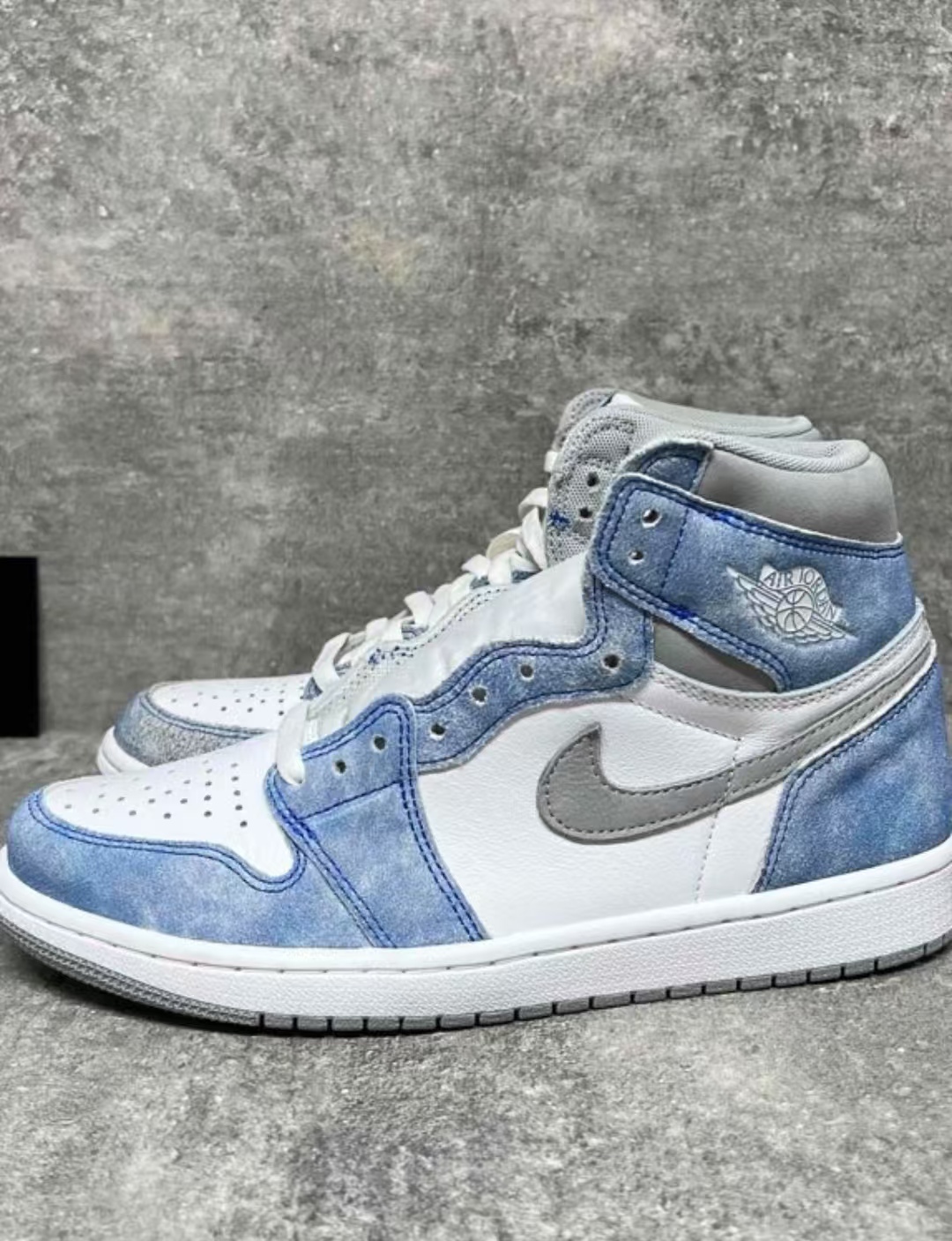 Air Jordan 1 Retro High Hyper Royal Smoke Grey 555088-402 review Raffaella 01