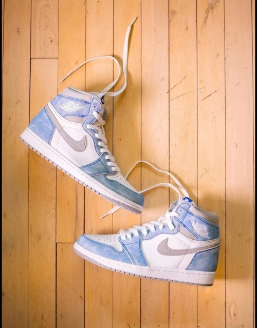 Air Jordan 1 Retro High Hyper Royal Smoke Grey 555088-402 review 