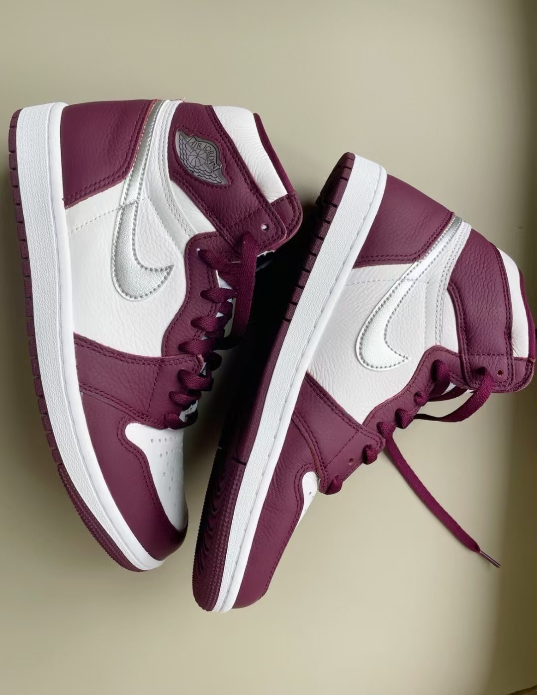 Air Jordan 1 High OG Bordeaux  555088-611 review OWEN PHOEBE