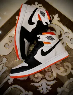 Air Jordan 1 Retro High Electro Orange 555088-180  review David 01