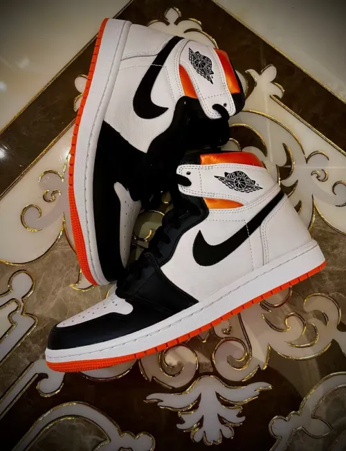 Air Jordan 1 Retro High Electro Orange 555088-180  review 