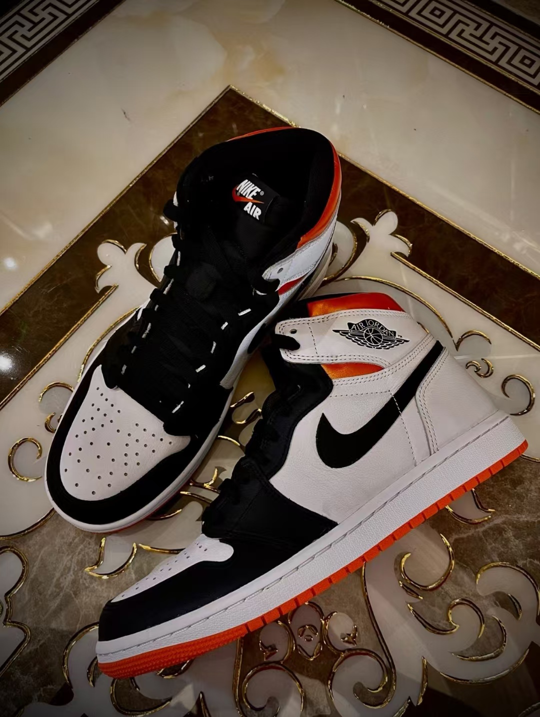 Air Jordan 1 Retro High Electro Orange 555088-180  review David 01