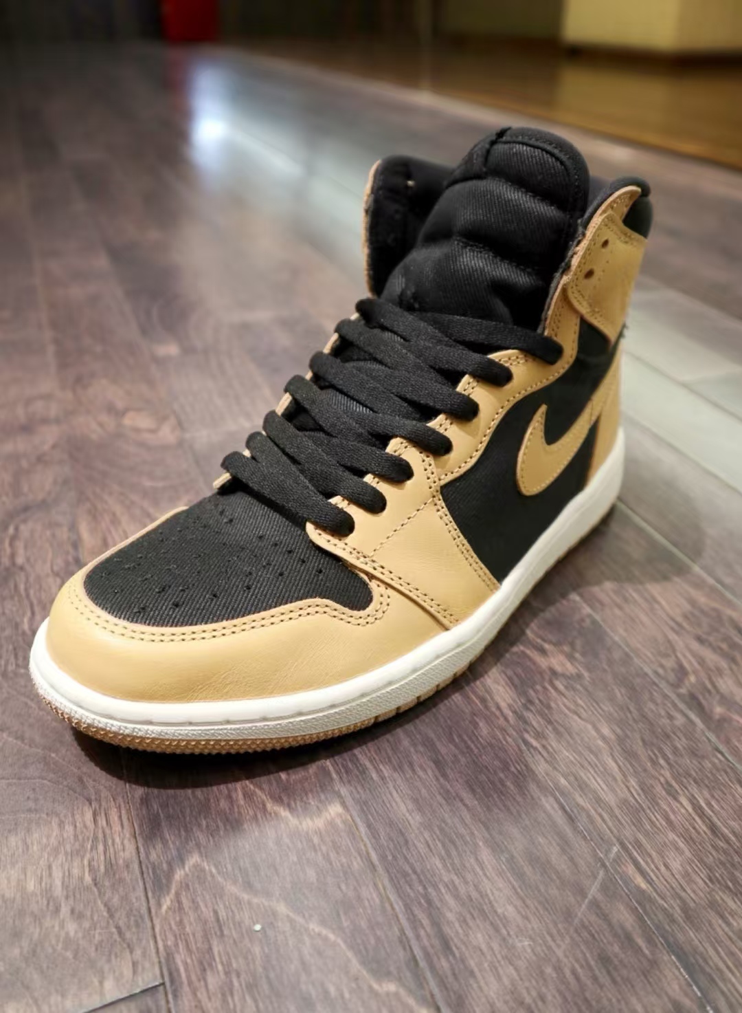 Air Jordan 1 Retro High OG Heirloom 555088-202 review Lothrop