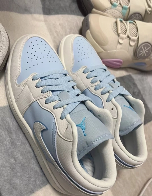 Air Jordan 1 Low SE Reverse Ice Blue (Women's) DV1299-104 review 