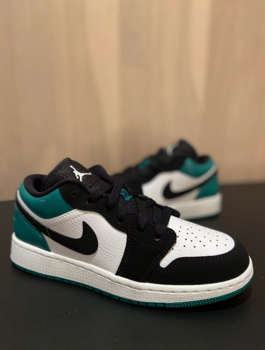 Air Jordan 1 Low White Black Mystic Green 553558-113  review Santo 00