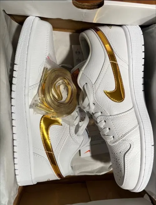 Air Jordan 1 Low White Metallic Gold (Women's) CZ4776-100 review 