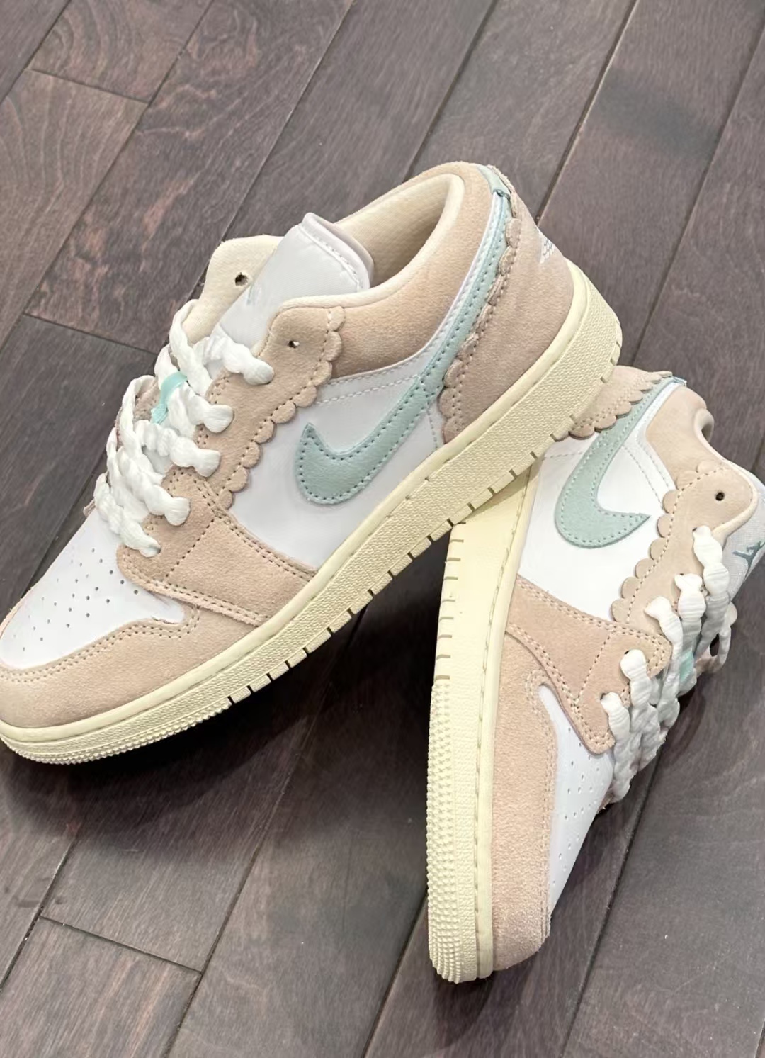 Air Jordan 1 Low SE Scalloped Edge Guava Ice (GS)  DZ5356-800 review Thana 01