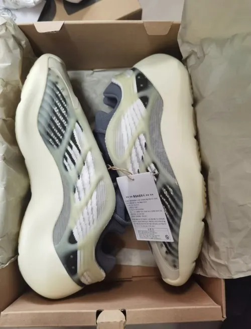 Adidas Yeezy 700 V3 Fade Salt ID1674 review 