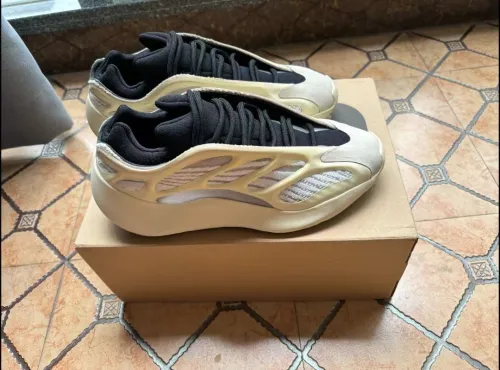 Adidas Yeezy 700 V3 Azael (2019/2022/2023) FW4980 review 