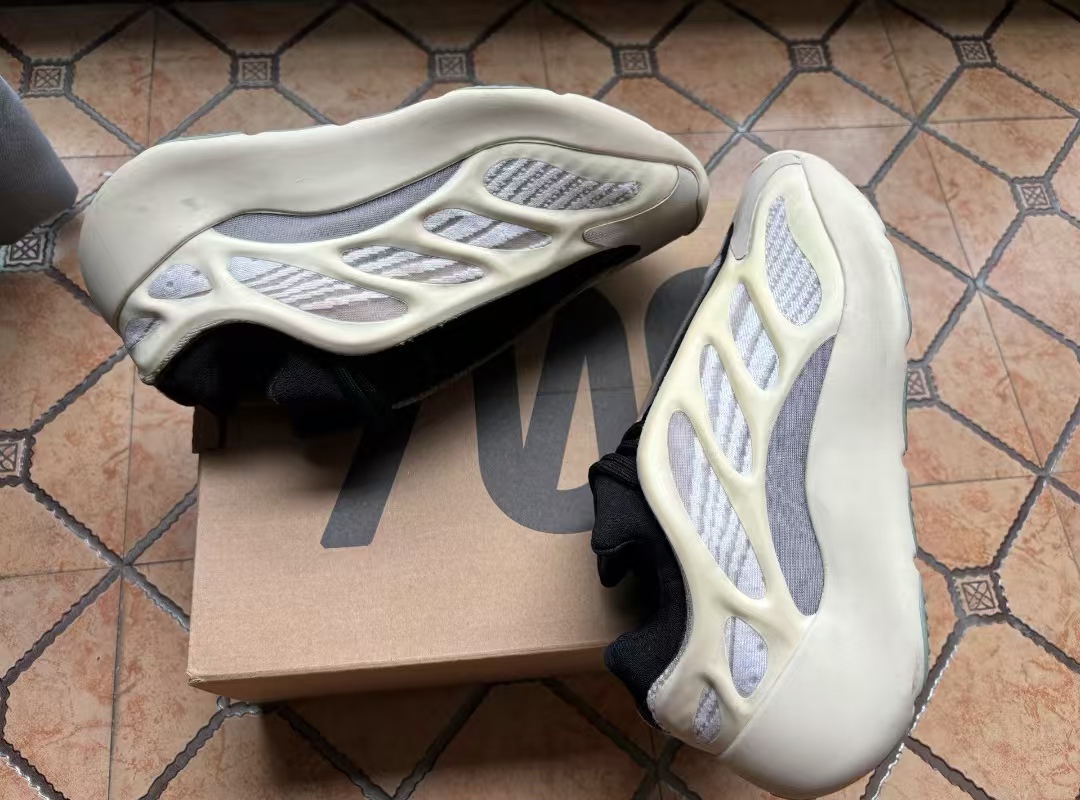 Adidas Yeezy 700 V3 Azael (2019/2022/2023) FW4980 review Simba 01