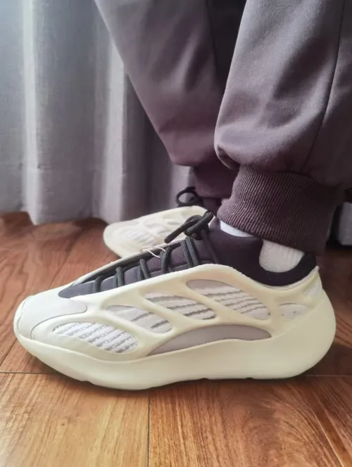 Adidas Yeezy 700 V3 Azael (2019/2022/2023) FW4980 review 
