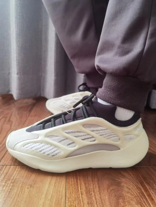 Adidas Yeezy 700 V3 Azael (2019/2022/2023) FW4980 review 
