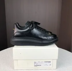 Alexander McQueen Sneaker Black review Milo 02
