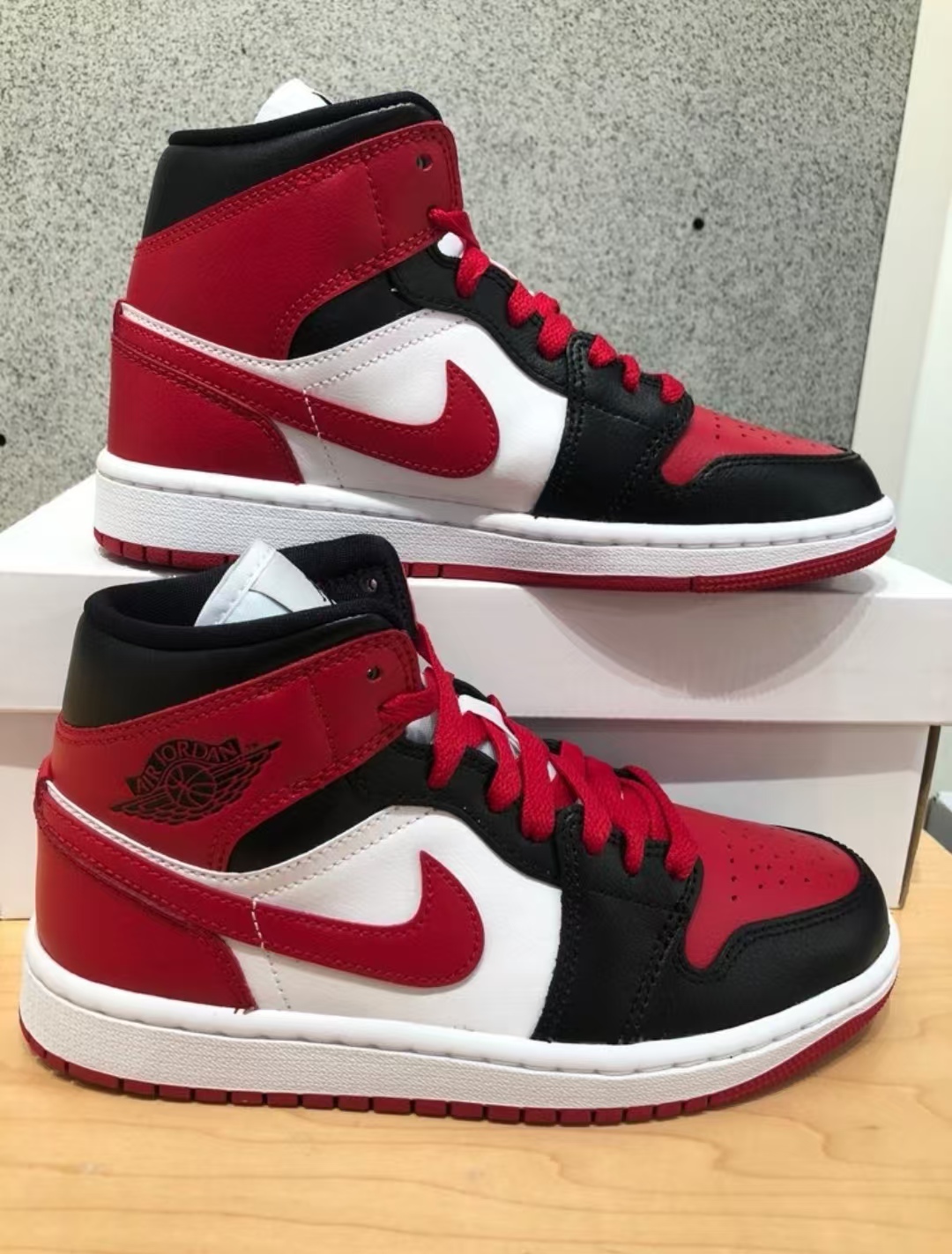 Air Jordan 1 Mid Alternate Bred Toe (Women's) BQ6472-079 review Paul 00