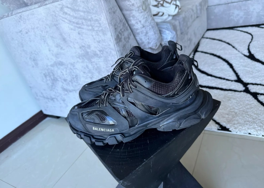Balenciaga Track Black 542023 W1GB1 1000 (Without LED) review Auberon