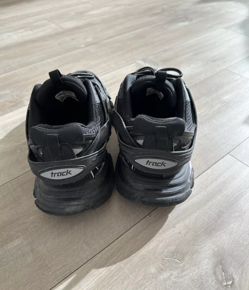 Balenciaga Track Black 542023 W1GB1 1000 (Without LED) review Gerald 01