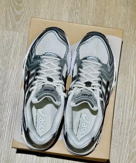 ASICS Gel-Kayano 14 Cream Black Metallic Plum 1201A019-108 review Thomas 01