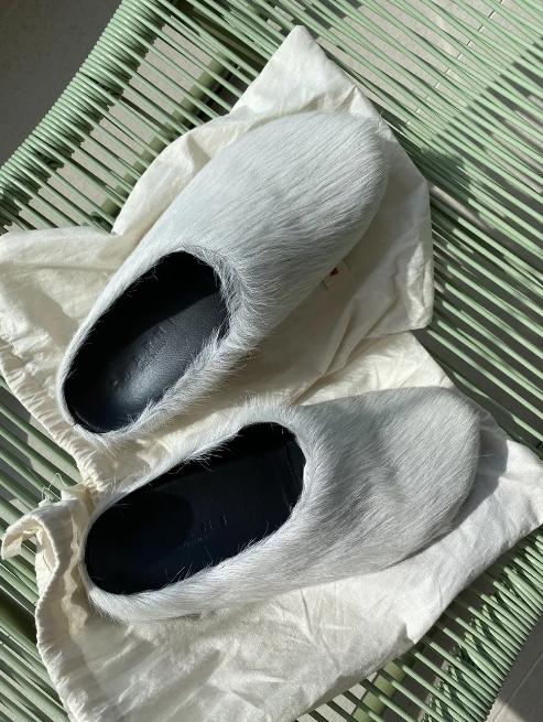 Marni Long-Hair Calfskin Fussbett Sabot White SBMR000600P412200W02 review Theo 01