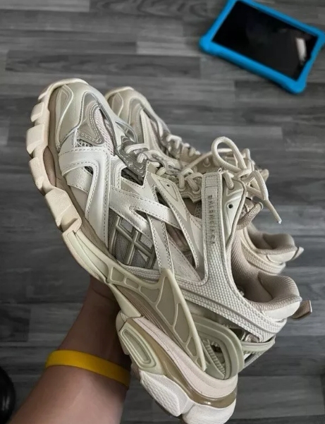 Balenciaga Track 2 Sneaker Khaki 570391 W2GN1 9029 review Gabriel 01
