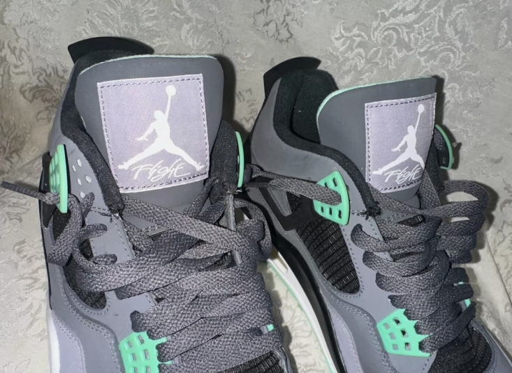 Jordan 4 Retro Green Glow  308497-033  review Sofia Gonzalez 01