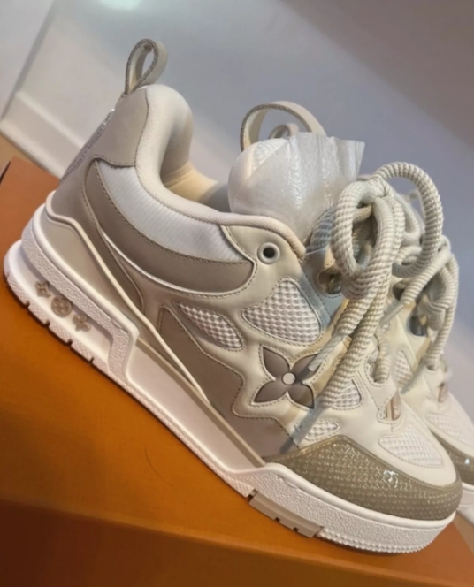 Louis Vuitton LV Skate Sneaker Beige White  1AARQH review Camila 00