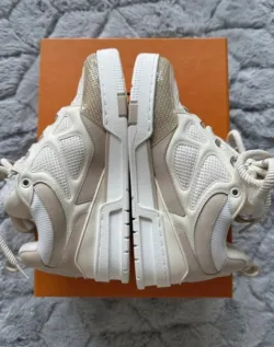 Louis Vuitton LV Skate Sneaker Beige White  1AARQH review Camila 02