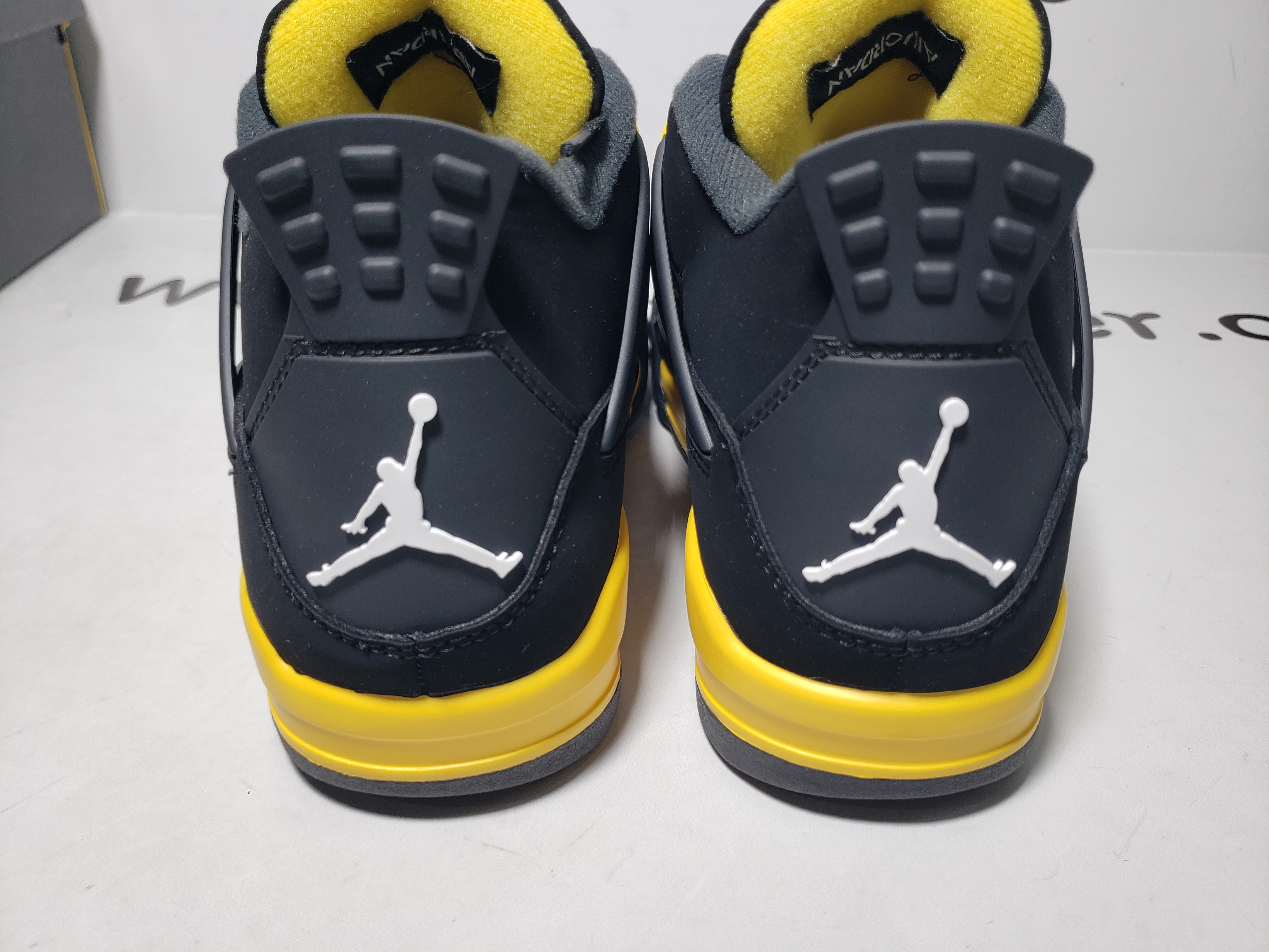 Air Jordan 4 Retro Thunder (2023) DH6927-017 review obosneaker 00