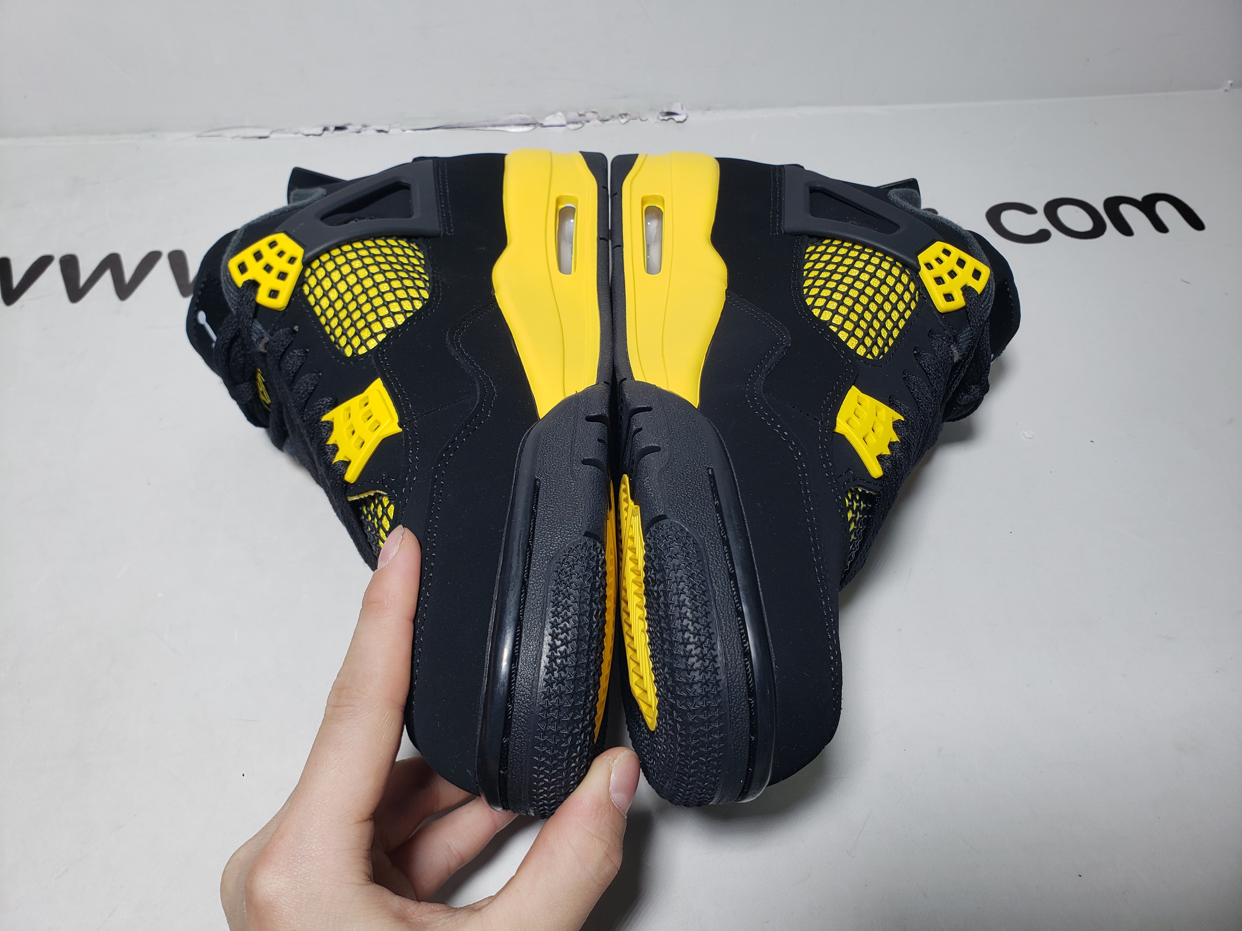 Air Jordan 4 Retro Thunder (2023) DH6927-017 review obosneaker 01