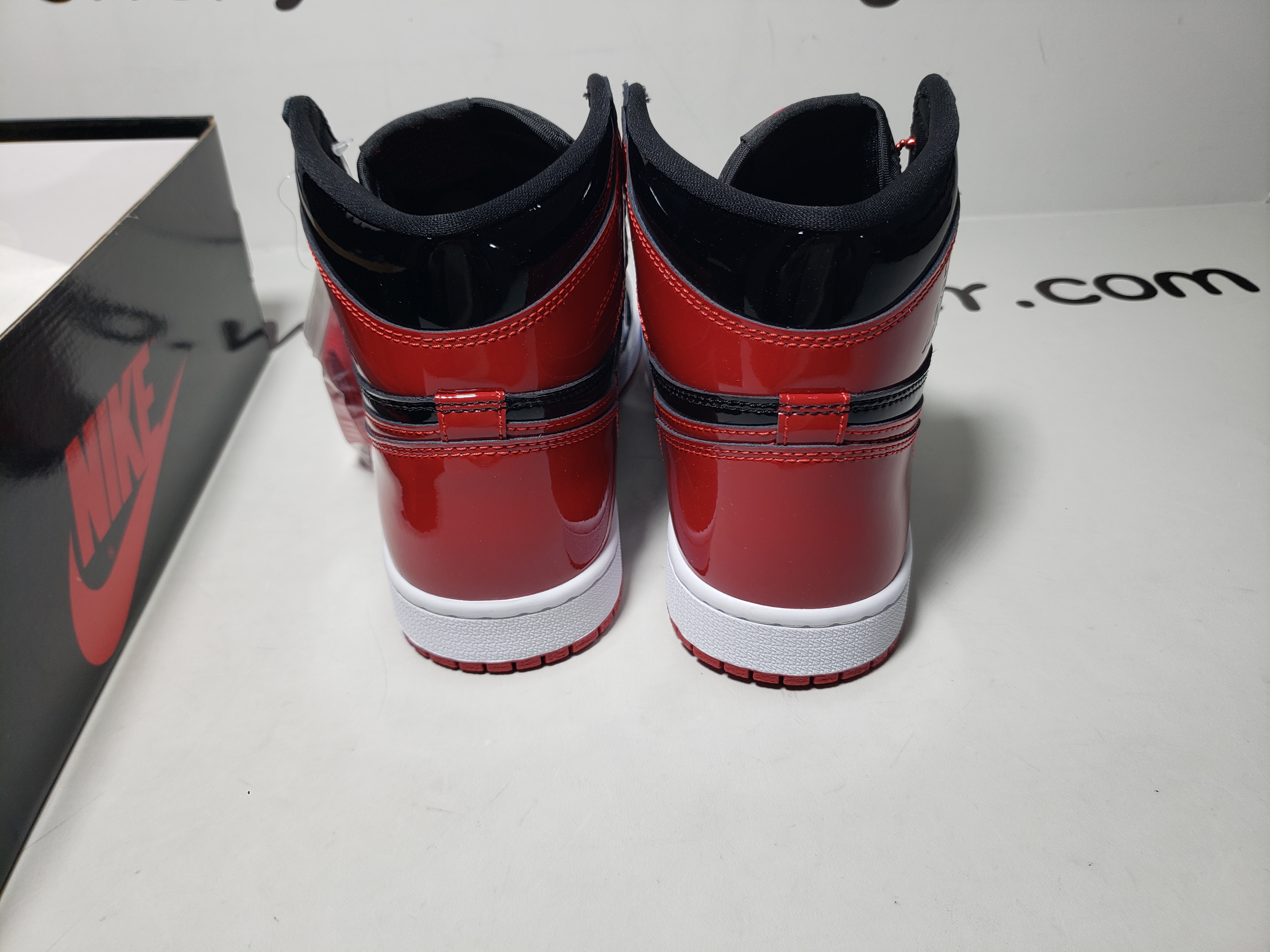 Air Jordan 1 Retro High OG Patent Bred 555088-063 review obosneaker 02