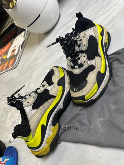 Balenciaga Black, White, And Yellow  524039 W09OH 7079 review 