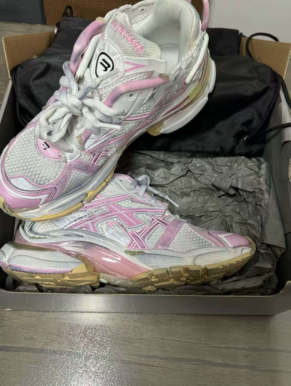 Balenciaga Runner Pink White 677403W3RB39059 review Mandel