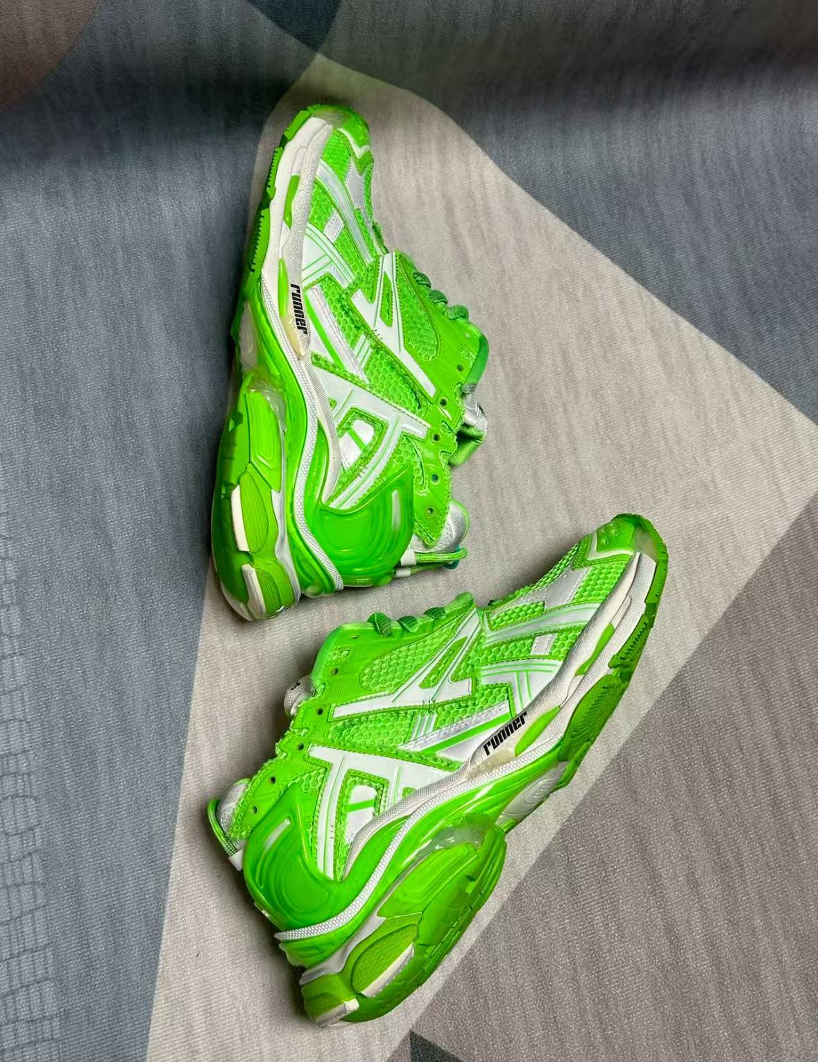 Balenciaga Runner White Green 677402 W3RBM 3590 review Harriet