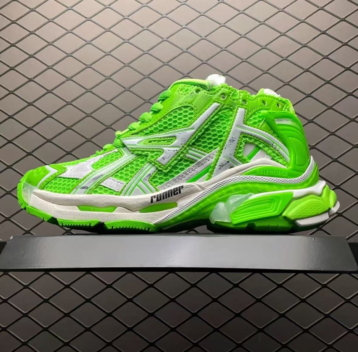 Balenciaga Runner White Green 677402 W3RBM 3590 review Gerben