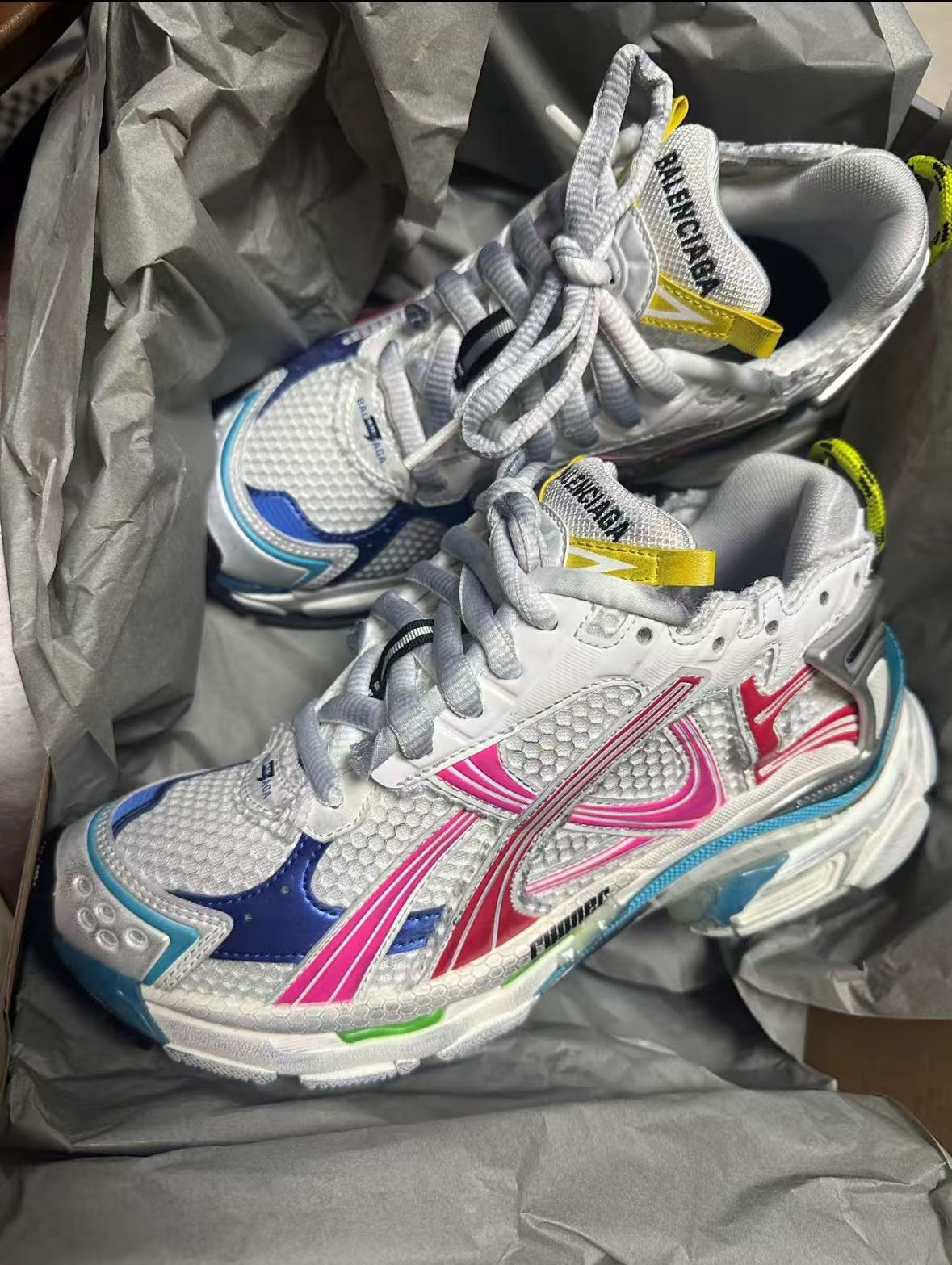 Top Version Balenciaga Runner White Blue Red 677402 W3RB6 9645 review Elwin