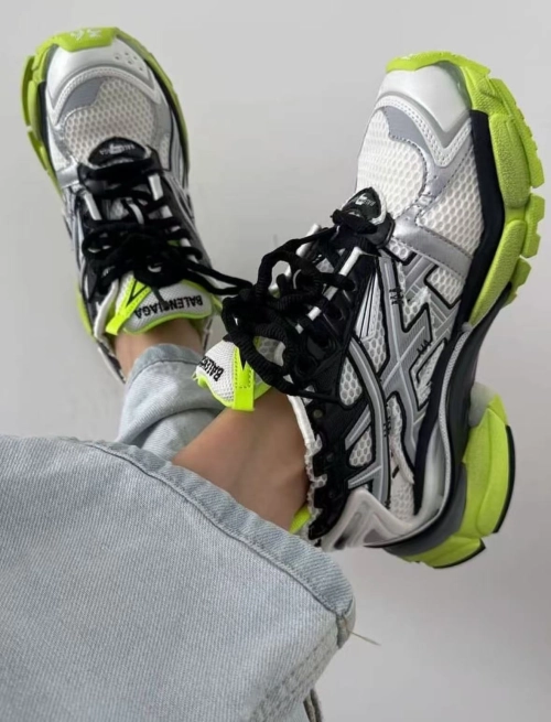 Balenciaga Runner Black, white, and Yellow 677402 W3RBP 1093 review 