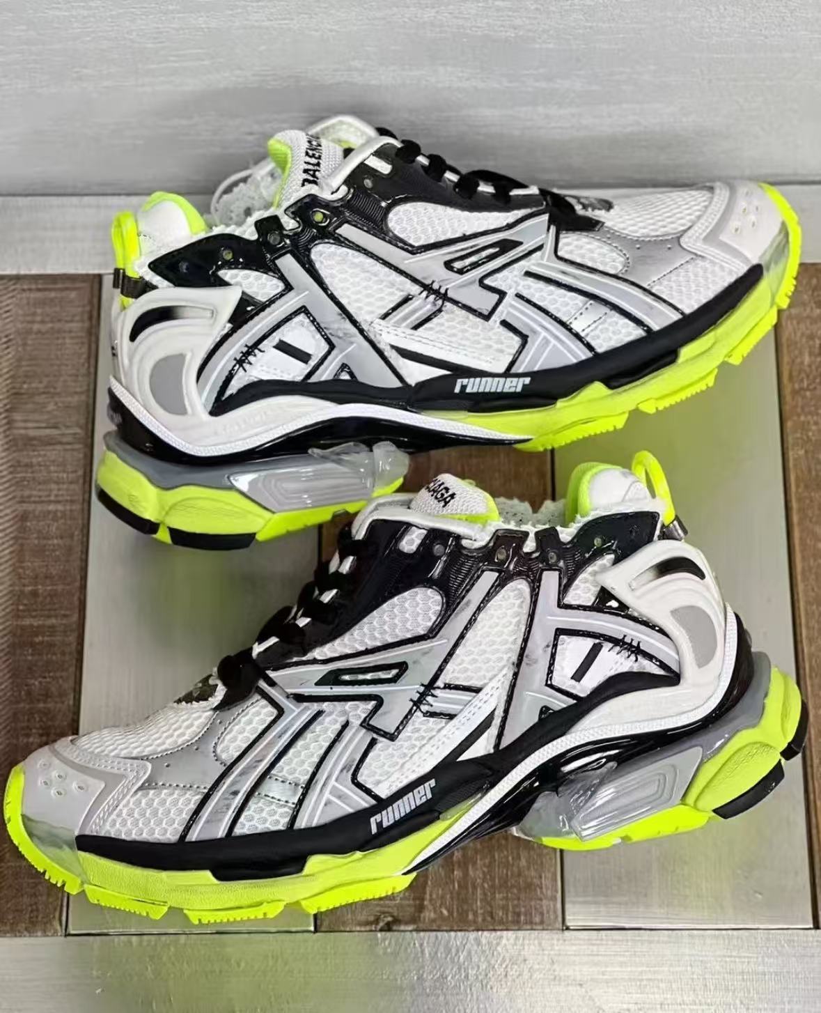 Balenciaga Runner Black, white, and Yellow 677402 W3RBP 1093 review Dunn