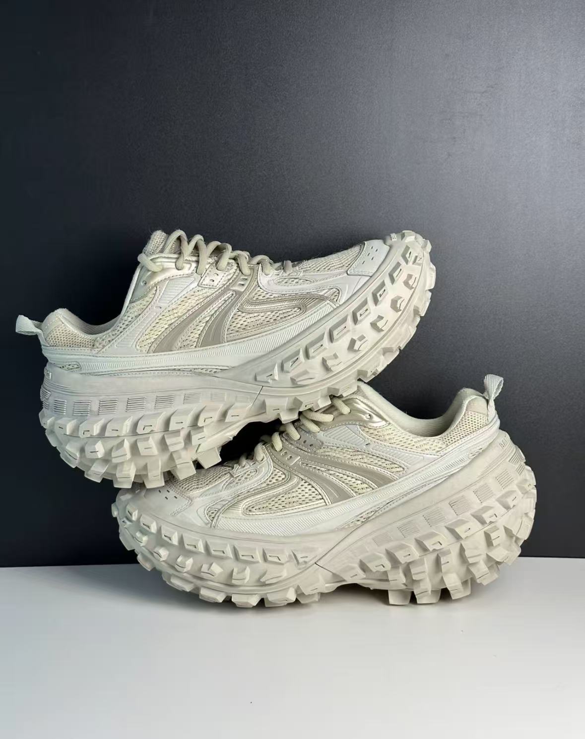 Balenciaga Defender Beige 685611 W2RA6 9700  review Fion