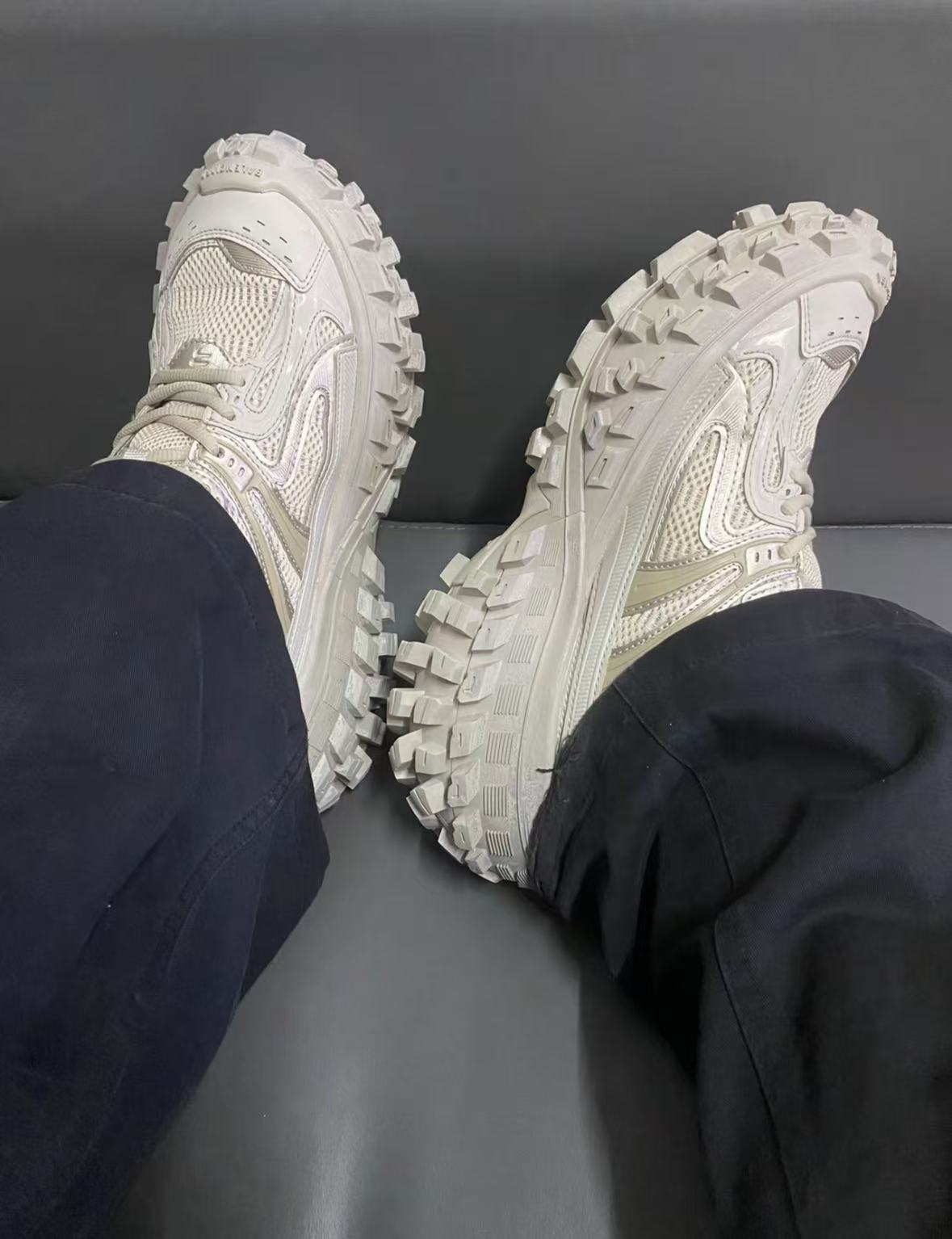 Balenciaga Defender Beige 685611 W2RA6 9700  review Gale