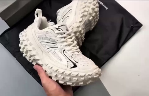  Balenciaga Defender Off-White  685611 W2RAA 9110 review 