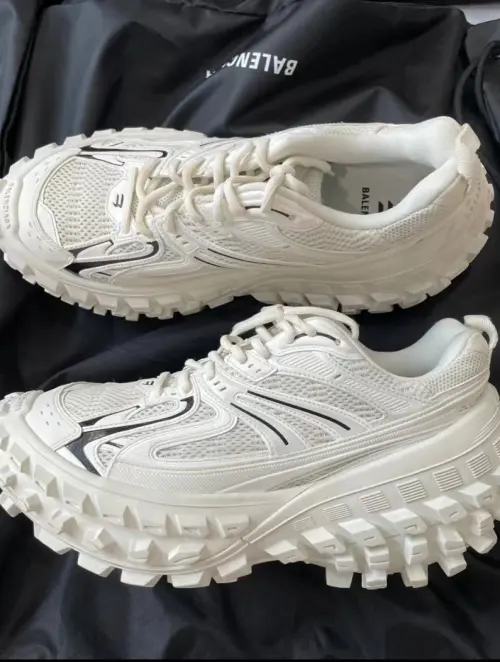  Balenciaga Defender Off-White  685611 W2RAA 9110 review 